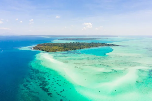 Mansalangan sandbar, Balabac, Palawan, Filipinas. Islas tropicales con lagunas turquesas, vista desde arriba . — Foto de Stock