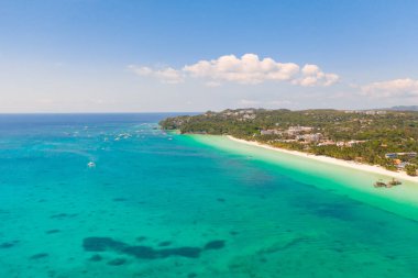 Boracay adasının sahili. Beyaz plaj ve berrak deniz. Güneşli havalarda güzel bir sahil ile Seascape.