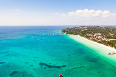 Boracay adasının sahili. Beyaz plaj ve berrak deniz. Güneşli havalarda güzel bir sahil ile Seascape.