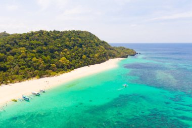 Puka Shell Plajı. Beyaz kumlu geniş tropikal plaj. Boracay adasında güzel beyaz plaj ve masmavi su, Filipinler, üst görünümü.