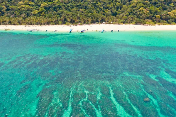 プカシェルビーチ、ボラカイ島、フィリピン、航空写真。透明な水とサンゴの底とカラフルなラグーン. — ストック写真