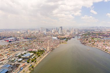 Şehir manzarası Manila. Şehirde yerleşim alanları ve iş merkezi, üst görünümü. Büyük liman şehri. Kontrast sosyal tabakalar.