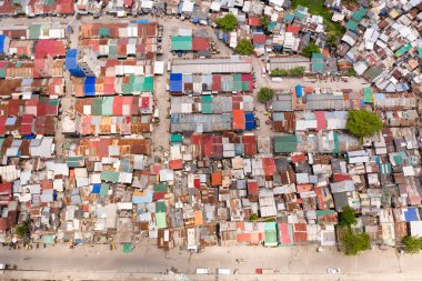 Manila'daki fakir bölgelerin sokakları. Evlerin çatıları ve büyük şehirdeki insanların hayatı. Manila yoksul ilçeler, yukarıdan görünümü.
