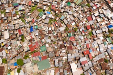 Manila'daki fakir bölgelerin sokakları. Evlerin çatıları ve büyük şehirdeki insanların hayatı. Manila yoksul ilçeler, yukarıdan görünümü.