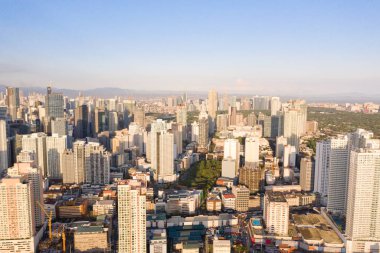 Makati Cityscape, Manila iş merkezi, yukarıdan görünümü. Asya metropol sabah, üst görünümü. Gökdelenler ve yerleşim mahalleleri, Filipinler başkenti.