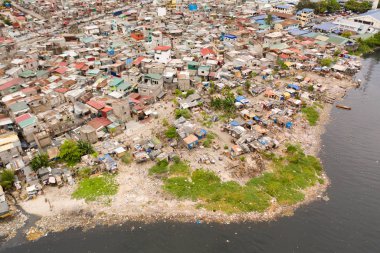 Manila gecekondu, bir üst görünümü. Evsel atıklar tarafından deniz kirliliği.