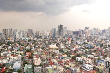 Yerleşim alanları ve Manila sokakları, Filipinler, üst görünümü. Evlerin ve yolların çatıları.