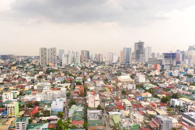 Yerleşim alanları ve Manila sokakları, Filipinler, üst görünümü. Evlerin ve yolların çatıları.