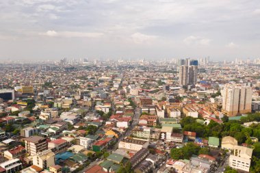 Yerleşim alanları ve Manila sokakları, Filipinler, üst görünümü. Evlerin ve yolların çatıları.