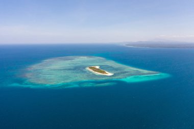 Mercan resifi ile mavi denizde kumlu plaj ile Tropikal ada Canimeran, üst görünümü. Balabac, Palawan, Filipinler.