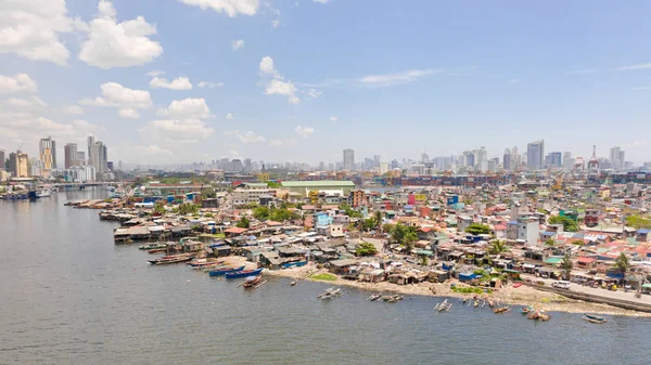 A paisagem urbana de Manila, com favelas e arranha-céus. Porto marítimo e áreas residenciais. O contraste de áreas pobres e ricas . — Fotografia de Stock