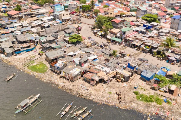 Favelas em Manila, uma vista superior. Casas de pobres e barcos em áreas pobres. Poluição do mar pelos resíduos domésticos . — Fotografia de Stock