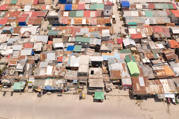 Ulice chudých oblastí v Manile. Střechy domů a život lidí ve velkém městě. Chudé obvody Manily, výhled shora. — Stock fotografie