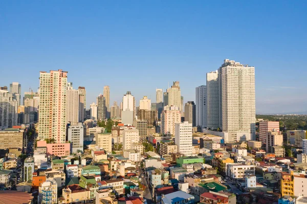 Makati Cityscape, Manila iş merkezi, yukarıdan görünümü. Asya metropol sabah, üst görünümü. Gökdelenler ve yerleşim mahalleleri, Filipinler başkenti.