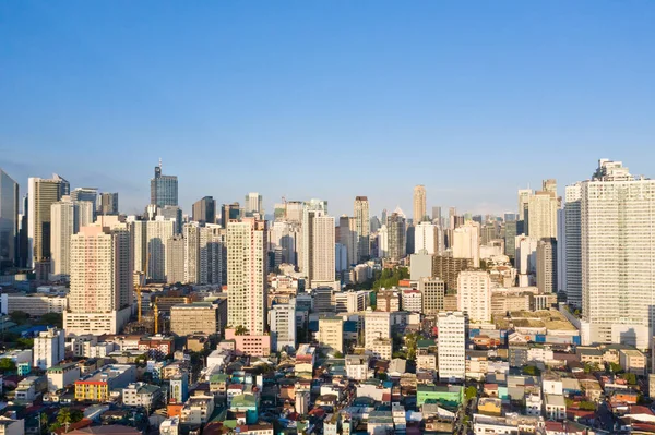 Cityscape of Makati, the business center of Manila, view from above. Asian metropolis in the morning, top view. Skyscrapers and residential neighborhoods, the capital of the Philippines. — Stock Photo, Image