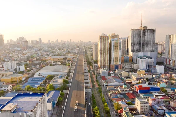 Manila.The Manila, Filipinler başkenti şehir Panorama. Sabahları modern metropol, en iyi manzara. Büyük bir şehirde gökdelenler ve iş merkezleri.