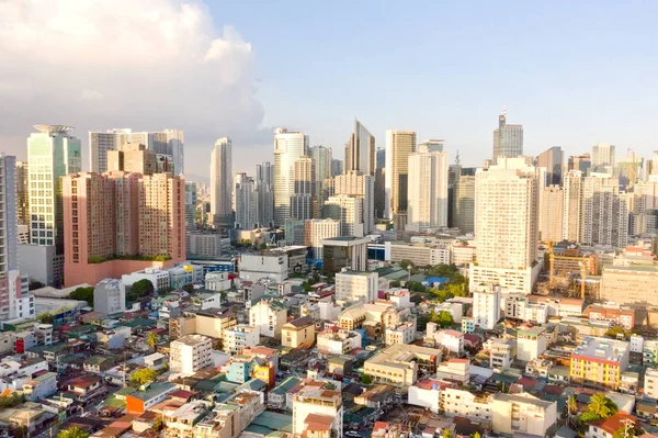 Makati Cityscape, Manila iş merkezi, yukarıdan görünümü. Asya metropol sabah, üst görünümü. Gökdelenler ve yerleşim mahalleleri, Filipinler başkenti.