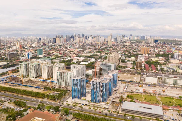 Construção de casas modernas em Manila. A cidade de Manila, a capital das Filipinas. Metrópole moderna pela manhã, vista superior . — Fotografia de Stock