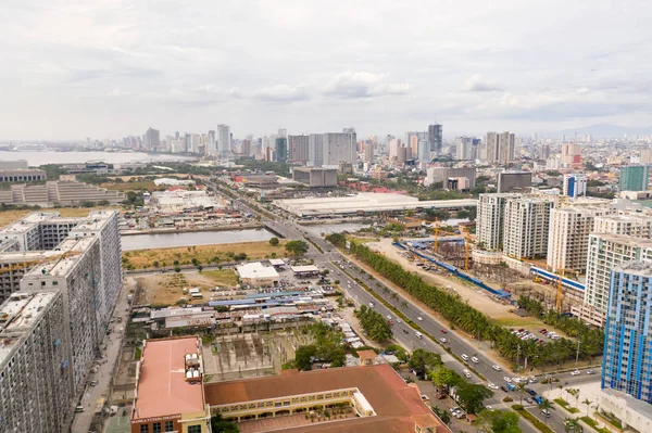 Panorama of Manila.The city of Manila, the capital of the Philippines. Modern metropolis in the morning, top view. Skyscrapers and business centers in a big city. — Stock Photo, Image