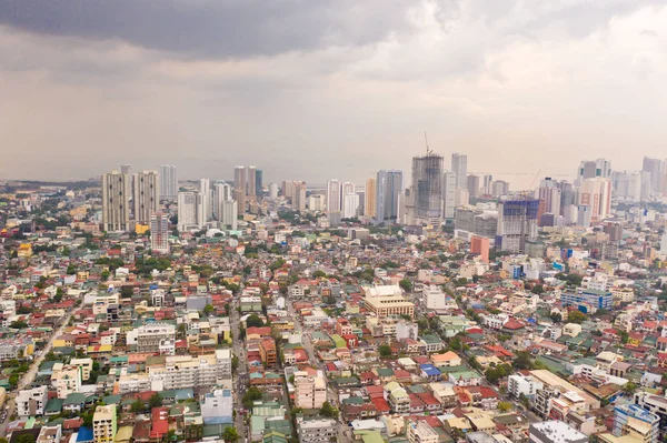 La ciudad de Manila, la capital de Filipinas. Metrópolis moderna por la mañana, vista superior. Edificios modernos en el centro de la ciudad . — Foto de Stock