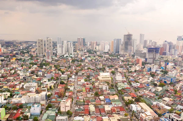 Panorama de Manila.La ciudad de Manila, la capital de Filipinas. Metrópolis moderna por la mañana, vista superior. Rascacielos y centros de negocios en una gran ciudad . — Foto de Stock