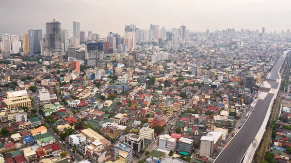 马尼拉全景。菲律宾首都马尼拉市。现代大都市在早晨，顶视。大城市的摩天大楼和商务中心. — 图库照片