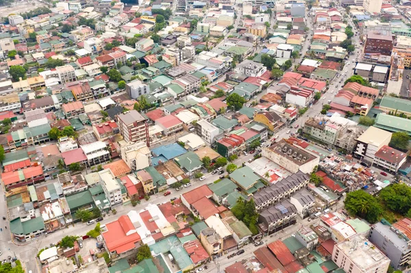 Yerleşim alanları ve Manila sokakları, Filipinler, üst görünümü. Evlerin ve yolların çatıları.