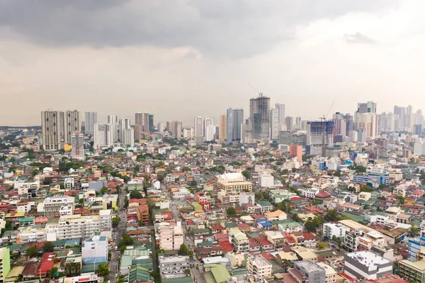 Zonas residenciales y calles de Manila, Filipinas, vista superior. Techos de casas y caminos . — Foto de Stock