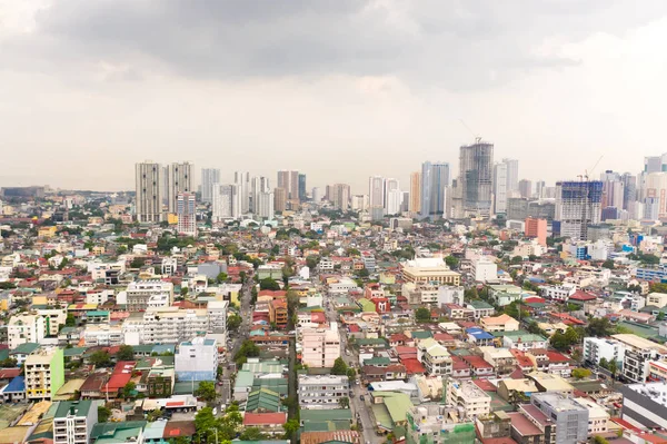 Zonas residenciales y calles de Manila, Filipinas, vista superior. Techos de casas y caminos . — Foto de Stock