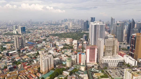 Manila şehri, Filipinler'in başkenti. Sabahları modern metropol, en iyi manzara. Şehir merkezindeki modern binalar. — Stok fotoğraf