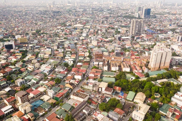 住宅区和街道马尼拉， 菲律宾， 顶视图.房屋和道路的屋顶. — 图库照片