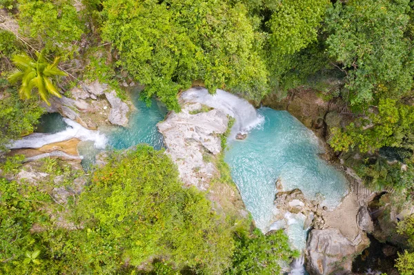 Yeşil ormanda güzel bir şelale, üst manzara. Dağ ormanlarında tropik Inambakan Şelaleleri, Filipinler, Cebu. Tropikal ormanda şelale.