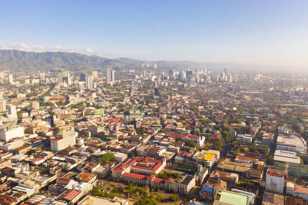 A paisagem urbana de manhã. As ruas e casas da cidade de Cebu, Filipinas, vista superior . — Fotografia de Stock