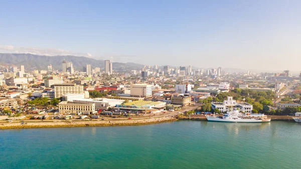 A paisagem urbana de manhã. Ruas e porto de Cebu, Filipinas, vista superior . — Fotografia de Stock