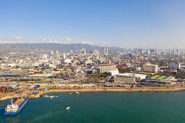 Sabah şehir manzarası. Cebu sokakları ve limanı, Filipinler, üst görünüm.