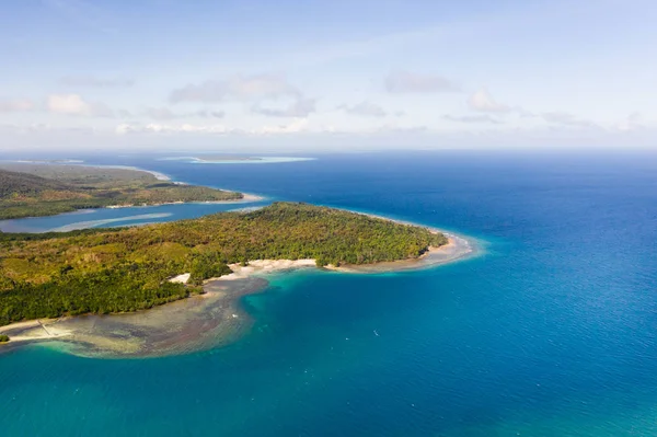 Balabac, Palawan, Filipinler. Güzel lagünler ile büyük bir adanın sahil, yukarıdan görünümü.