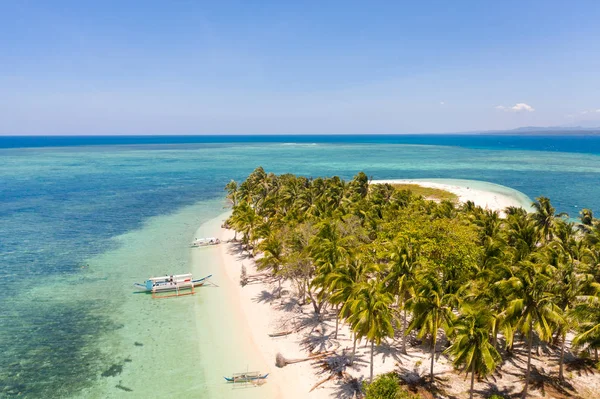 Isola tropicale Canimeran. Spiaggia di sabbia bianca su un'isola deserta . — Foto Stock