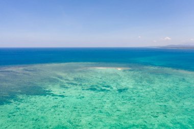 Mercan resifindeki kum çubuğu. Küçük kumlu bir ada ile Mercan Adası.