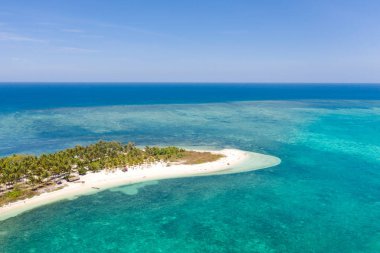 Mercan resifi ile mavi denizde kumlu plaj ile Tropikal ada Canimeran, üst görünümü. Balabac, Palawan, Filipinler.