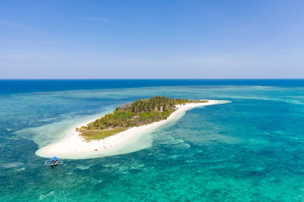 Isla tropical Canimeran con playa de arena en el mar azul con arrecife de coral, vista superior. Balabac, Palawan, Filipinas . — Foto de Stock