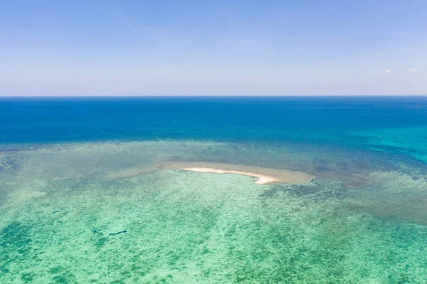 サンゴ礁の砂場小さな砂の島を持つ環礁. — ストック写真