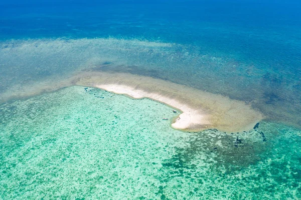 サンゴ礁の砂場小さな砂の島を持つ環礁. — ストック写真
