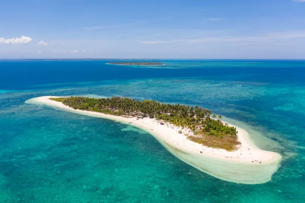Isla tropical Canimeran. Playa de arena blanca en una isla desierta . — Foto de Stock