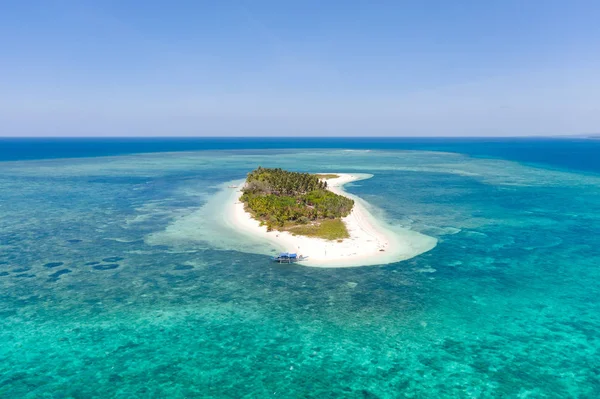 Isla tropical Canimeran. Playa de arena blanca en una isla desierta . — Foto de Stock