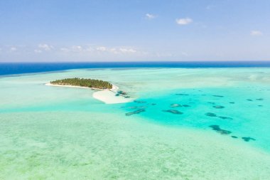 Etrafı güzel gölcüklerle çevrili tropik bir ada. Onok Adası Balabac, Filipinler. Tropikal bir adada dinlenmek.