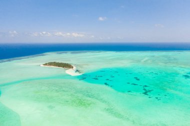 Cennet adası olan deniz manzarası. Onok Adası Balabac, Filipinler. Beyaz kumlu plaj ve bungalovlar ile küçük bir ada.