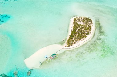 Cennet adası olan deniz manzarası. Onok Adası Balabac, Filipinler. Beyaz kumlu plaj ve bungalovlar ile küçük bir ada.