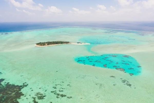 Isla Onok Balabac, Filipinas. La isla de arena blanca en un gran atolón, vista desde arriba. Isla tropical con palmeras . — Foto de Stock