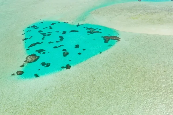 Lagoa brilhante com água clara e corais, vista superior. Superfície do mar acima do atol do mar . — Fotografia de Stock