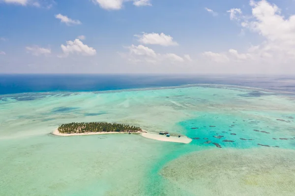 Isla Onok Balabac, Filipinas. La isla de arena blanca en un gran atolón, vista desde arriba. Isla tropical con palmeras . — Foto de Stock